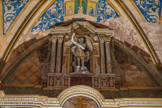 <center>Cordes-sur-ciel. L’église Saint-Michel.</center>Au centre, niche cintrée avec statue de saint Michel terrassant le Démon, par Gavanon en 1824.