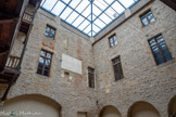 <center>Cordes-sur-ciel.</center>Espace Fonpeyrouse. C'est la cour intérieure typique d'une belle demeure gothique de Cordes, qui est maintenant la mairie.
