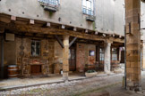 <center>Cordes-sur-ciel. Les halles.</center>Maison ancienne.