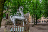 <center>Cordes-sur-ciel. La place de la Bride</center>La Comédie Mythologique.
Licorne chevauchée par la reine Sirène. Hauteur 5m, acier inoxydable.
Stanko Kristic