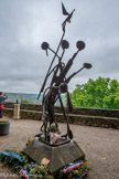 <center>Cordes-sur-ciel. La place de la Bride</center>Le Monument du Souvenir est un chef-d'œuvre métallique de l'aquarelliste-peintre-forgeron-sculpteur et conteur occitan Jean Marc (1924-2008), né à Montans, qui avait son atelier dans la commune.