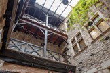 <center>Cordes-sur-ciel. Le musée des Arts du sucre et du chocolat</center>Dans la cour intérieure, on retrouve les coursives permettant d'accéder aux étages.