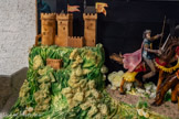 <center>Cordes-sur-ciel. Le musée des Arts du sucre et du chocolat</center>Le comte de Foix.
Le château est en pastillage posé sur du sucre rocher. Les chevaux et les chevaliers sont en sucre soufflé colorés à l'aérographe.
Temps de réalisation : 25 h. <br> Le pastillage est une pâte non comestible qui permet de créer des pièces artistiques et de décor. Elle est réalisée à partir d'un mélange de sucre glace et d'une solution de mucilage, composée d'amidon, de gélatine et d'eau.
Le pastillage peut être coloré directement ou peint à l'aérographe grâce à des colorants alimentaires.
C'est une pâte malléable, pratique à manipuler et de longue conservation.