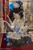 <center>Cordes-sur-ciel. Le musée des Arts du sucre et du chocolat</center>La licorne. La licorne et la boule bleu sont réalisées en sucre soufflé. La fleur et le ruban sont en sucre tiré, le buste et le socle en sucre coulé. La boule transparente en isomalt et les personnages sont en isomalt façonné.
Temps de réalisation : 20 h.