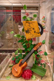 <center>Cordes-sur-ciel. Le musée des Arts du sucre et du chocolat</center>Hommage à Georges Brassens.
Le disque et la guitare sont en pastillage. Le feuillage et les fleurs sont en sucre tiré et pastillage, l’oiseau est réalisé en sucre soufflé.
Temps de réalisation ; 15 H