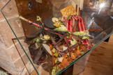 <center>Cordes-sur-ciel. Le musée des Arts du sucre et du chocolat</center>Hommage aux compagnons. Cette pièce est entièrement réalisée en pastillage coloré au colorant alimentaire. Les branches sont des éléments naturels. Temps de réalisation : 40h.