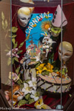 <center>Cordes-sur-ciel. Le musée des Arts du sucre et du chocolat</center>Carnaval. Débauche de formes et de couleurs, entre un Pierrot rêveur et un infernal polichinelle. Cette pièce est entièrement réalisée en pastillage. Le masque est moulé et les branches sont des éléments naturels. Les confettis sont colorés dans le pastillage et le tableau est coloré au pinceau avec des colorants alimentaires. (3e prix en Coupe de France de pâtisserie en 1989). Temps de réalisation : 25h.