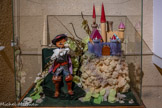 <center>Cordes-sur-ciel. Le musée des Arts du sucre et du chocolat</center>Le Chat Botté.
Les feuilles et les fleurs sont en sucre tiré sur des branches naturelles enduites de caramel. Le château est en pastillage bâti sur une montagne de sucre rocher et 1e Chat Botté est réalisé en sucre soufflé habillé de pastillage. Sa robe est décorée au colorant alimentaire argenté. Temps de réalisation : 50h.