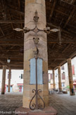 <center>Cordes-sur-ciel. Les halles.</center>La croix a été installée sous la halle, sur un support en pierre de grès rouge. La croix est en fer forgé doré. Elle date du XVIe siècle[