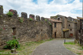 <center>Cordes-sur-ciel.</center>Remparts crénelés.