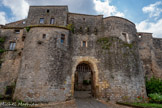 <center>Cordes-sur-ciel. La porte Jane</center>Élément central de la deuxième enceinte, au Nord-Ouest de la Ville, cette porte est un bel exemple de l'art de la fortification au XIIIe siècle. Intégrée dans la muraille, elle est flanquée de deux puissantes tours qui en protègent les abords, et est surmontée de deux niveaux de salles destinées à assurer sa garde et sa protection.