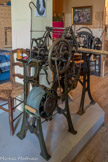 <center>Cordes-sur-ciel. Musée dela  broderie. </center>Il existait plusieurs marques de métiers mais aussi de machines à enfiler. Les premières furent à l'origine de la révolution industrielle de la broderie, les secondes firent plus que faciliter énormément le travail (des femmes), elles introduisirent une grande productivité.
Les premières symbolisent la puissance mécanique du XIXème, les secondes sont des bijoux  inventif de précision (Machines d'homme, de femme ?)