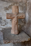 <center>Monestiès. L'église Saint-Pierre.</center>Cette croix d'époque médiévale, pivotait à l'origine sur un fût.
Elle était destinée à protéger les cultures : lorsque l'orage menaçait, les paysans tournaient la Vierge vers les nuages chargés de pluie et de grêle, pour les éloigner. Sur cette face, la Crucifixion.
