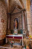 <center>Monestiès. L'église Saint-Pierre.</center>Chapelle du Sacré-Coeur. Retable de la deuxième chapelle nord : deux colonnes en marbre à chapiteau corinthien soutiennent un entablement et un fronton triangulaire. Une large guirlande encadre la niche centrale. 4e quart 17e siècle. Bois : taillé, peint ; marbre : taillé