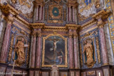 <center>Monestiès. L'église Saint-Pierre.</center>Retable à trois compartiments, représentation principale : Crucifixion (toile). Dans les compartiments latéraux les statues de saint Pierre et saint Paul sont logées dans des niches. Au dessus du corps principal : édicule de couronnement.