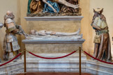 <center>Monestiès.</center>Au centre de la mise au tombeau se trouve le Christ reposant sur son linceul. Le Christ gisant sur la dalle du sarcophage porte deux fortes incisions sur le torse, parallèles de part et d'autre d'une côte. L'aspect de la plaie supérieure surtout, est l'exacte représentation d'une blessure par arme blanche telle qu'elle apparaît après quelques heures, lèvres ouvertes et peau rétractée.