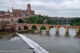<center>Albi</center>Le pont Vieux et la cathédrale. Au fond, le pont du chemin de fer et sa passerelle.