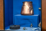 <center>Le musée Lapérouse.</center>Objets retrouvés dans les épaves des deux navires. Pot bain marie (cuivre) - crucifix (laiton) - petit plomb de sonde - réa de poulie (bois) - rassades (perles de verroterie) - cadenas chinois (laiton) - fleur de lys (bronze).