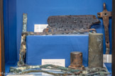 <center>Le musée Lapérouse.</center>Fragments de chaine de paratonnerre - planche de mailletage (sapin) - clous de mailletage - fragments de pompe - ferrure (cuivre)
