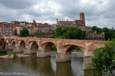 <center>Albi</center>Le pont Vieux. Construit vers 1040, « pour le profit commun de la ville et l'utilité de l'Albigeois », ce pont permit de développer le quartier de la rive droite, appelé faubourg du Bout- du-Pont ou de la Madeleine et de multiplier les échanges.
Pont à péage, il comportait une tour-porte fortifiée au centre la chapelle, et à l’extrémité droite le pont-levis et le “ravelin”.
Du XIVe au XVIIIe  siècle, il perdit les maisons sur ses piles qui furent démolies après la terrible crue de 1766. En 1820, pour s'adapter aux nouveaux transports de la révolution industrielle, sa chaussée sera redressée et élargie.
