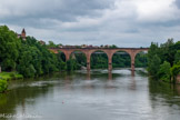 <center>Albi</center>Appelé aussi « Viaduc du Castelviel » ou « Pont ferroviaire d’Albi »  il est situé sur la ligne de Toulouse à Rodez et permet donc le franchissement du Tarn à Albi. Ce viaduc a une aura assez particulière, car il a été peint par Henri de Toulouse Lautrec natif de la ville en 1880. Vous pouvez d’ailleurs le voir parmi les nombreuses œuvres de l’artiste exposées au Musée Toulouse Lautrec d’Albi. Construit en 1866, il est mis en service le 15 décembre 1869. En 2025, on lui a ajouter une passerelle piétonne et cyclable en encorbellement, de 180 mètres de long.