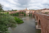 <center>Albi</center>Les berges du Tarn.
La rive gauche du Tarn correspond à un quartier peuplé  dès le Haut Moyen Âge : le secteur des « Combes ».
Ce nom évoque une topographie en forme de gouttière descendant vers le Tarn. Les Combes établissaient un lien véritable avec la rivière marquée alors par une activité commerciale importante.
Témoin de l'essor urbain, le pont Vieux, construit au XIe siècle pour répondre à l'accroissement de la circulation et favoriser le commerce, permet le développement du faubourg « du Bout-du-Pont » sur la rive droite, aujourd'hui appelé quartier de la Madeleine.