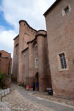 <center>Le palais de la Berbie.</center>Durand de Beaucaire (1228-1254). Jusqu’au début du XIIIe siècle, les évêques d’Albi habitent un groupe de maisons proche de la cathédrale romane prêté par les chanoines. Les évêques vont profiter de la déchéance des vicomtes d’Albi, les Trencavel, lors de la croisade des Albigeois, pour réorganiser à leur profit la perception des impôts. Cet enrichissement soudain permet à l’évêque Durand de Beaucaire de marquer sa puissance au travers d’une nouvelle résidence. Elle se compose d’une salle féodale (aula) à laquelle est accolée une tour ; à l’ouest est édifiée la tour Saint-Michel (à deux niveaux) destinée au tribunal et aux prisons ecclésiastiques