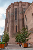 <center>La cathédrale Sainte-Cécile</center>L'architecture s'inspire des dernières constructions du Midi « indépendant », tels le couvent des Jacobins de Toulouse. De plus, Bernard de Castanet entretient un lien étroit avec les ordres monastiques, principalement les Dominicains qui ont mission inquisitoriale. Commencée par la façade orientale, comme cela se pratique en architecture religieuse, la construction débute par la pose de la première brique le 15 août 1282 par Bernard de Castanet et se poursuit vers l'ouest, chaque génération de bâtisseurs ajoutant son apport à l'ensemble. Entre 1301 et 1308, des différends apparaissent entre le roi de France Philippe IV et Bernard de Castanet entraine l'interruption des travaux. En 1310, le chantier reprend par l'établissement de voûtes sur la partie construite précédemment et la construction des murs de trois nouvelles travées jusqu'en 1340. Entre 1340 et 1370, les murs sont achevés et la base du clocher s'amorce. Entre 1370 et 1390, les voûtes sont terminées.