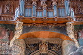 <center>La cathédrale Sainte-Cécile</center>L'orgue est situé à l'extrémité ouest de la nef de la cathédrale, sa console repose sur les massifs circulaires qui séparent cette dernière de la chapelle située sous le clocher, qui sert de chœur et à laquelle on accède par un large portique voûté en plein cintre ouvert au XVIIIe siècle. Ainsi, l'orgue surplombe l'immense fresque du Jugement dernier.