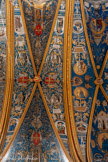 <center>La cathédrale Sainte-Cécile</center>Vers la fin du XIIIe siècle le chapitre cathédral (ensemble des chanoines de la cathédrale) prend comme blason un reliquaire en forme de croix de l’époque mérovingienne. Le blason du chapitre a trouvé place dans la cinquième travée après le Christ enseignant, au milieu de l’histoire de sainte Cécile. Il est reproduit quatre fois ; puisqu’il figure sur chacun des cantons de la voûte. Ce blason est souvent représenté dans les chapelles, de part et d’autre de l’orgue, au dessus de la fresque du jugement dernier. A droite l'annonciation.