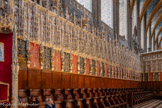 <center>La cathédrale Sainte-Cécile</center>Côté Sud : les stalles hautes pour les chanoines, les stalles basses pour les autres clercs, chantres et servants. Elles sont surmontées d'une délicieuse frise de 70 angelots et de petits baldaquins finement ciselés.