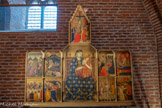 <center>La cathédrale Sainte-Cécile</center>Polyptyque de la Vierge à l'Enfant. Ligurie. 1345. Tempera dorure sur bois (peuplier). Le retable a été identifié comme celui qui ornait autrefois l'oratoire San Bernardo de Lavagnola, sur la commune de Savone (Ligurie), d'après une reproduction publiée en 1848, qui le montre encore avec son couronnement représentant des saints et une Crucifixion. Il a probablement été démantelé et vendu peu de temps après la réalisation du dessin. Le peintre reste anonyme, mais il a été récemment rapproché du Maître de la Croix des Piani d'Invrea, originaire de Ligurie et actif dans le deuxième quart du 14e siècle. Les dix panneaux historiés sont séparés par de fines colonnettes torses et encadrés par une frise pseudo-épigraphique inspirée d'inscriptions arabes. Le retable montre au centre la Vierge à l'enfant et de part et d’autre des scènes de la vie du Christ, depuis l'Annonciation jusqu’à la Passion du Christ sur les côtés, et sa Crucifixion au sommet.