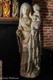<center>La cathédrale Sainte-Cécile</center>Vierge à l’Enfant.
Sud-ouest de la France, 14e siècle Calcaire autrefois polychromé. Cette Vierge à l'Enfant provient de la collection du peintre toulousain Henri Rachou, qui la tenait lui- même d'un industriel qui « l’avaoit toujours eue dans la cour de son immeuble à Toulouse ». Les têtes ont été restaurées sous la surveillance du peintre.
Le style de cette sculpture la rapproche de Vierges à l'Enfant du 14e siècle produites dans le Toulousain et le Languedoc, comme la belle Notre-Dame-de-Bonne- Nouvelle conservée au musée des Augustins de Toulouse.