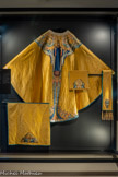 <center>La cathédrale Sainte-Cécile</center>Chasuble.
Sur le dos de la chasuble le Christ-Roi se tient debout sur un globe soutenu par deux anges tandis que deux autres écartent les pans de son manteau. Au bas de la chasuble se trouve l’image de la cathédrale Sainte-Cécile soulignée par une banderole où est inscrit Dominus rex noster, « Seigneur notre roi ».
Le devant de la chasuble reprend la même organisation, avec la Vierge Marie sur un croissant de lune en partie centrale et, en partie inférieure, les armes ainsi que la devise de Mgr Moussaron : Utrique fidelis, «fidèle à l'un et à l'autre ».
Étole et manipule (D)
Le manipule est un ornement porté par le célébrant sur l'avant-bras gauche. Il est décoré d'un ange tenant un phylactère où est inscrit Laus tibi Christe, « louange à toi, Christ» et l'étole, d'un ange jouant de la musique. Chaque extrémité est terminée par cinq glands de passementerie bleu et or qui ont été réalisés, comme dans la majorité des cas, par les brodeuses elles-mêmes.
Voile de calice (en bas) ; bourse de corporal
Sur le voile, deux anges agenouillés portent les objets symbolisant la royauté (couronne, sceptre, bâton de commandement) surmontés par l'inscription Tu rex gloriae Christie, «toi, roi, Christ de gloire ».