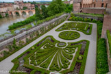 <center>Le palais de la Berbie.</center>La forteresse épiscopale a été aménagée au fil des siècles en résidence princière. L’ancienne place d’armes est devenue au XVème siècle un jardin d’agrément selon la commande du premier archevêque d’Albi, Hyacinthe Serroni, suivant le plan des jardins à la Française. Les courtines, ancien chemin de ronde sont modifiées et transformées en promenade ombragée. Depuis le chemin de ronde, une  vue panoramique s’ouvre sur les berges du Tarn en contrebas des remparts, le Pont-vieux, les anciens moulins et le quartier de la Madeleine sur la rive droite du Tarn.