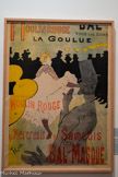 <center>Musée Toulouse-Lautrec</center>Henri de Toulouse-Lautrec. Moulin Rouge. La Goulue. 1891. lithographie au pinceau et au crachis, en quatre couleurs (pierre de trait en noir, lierres de couleurs en jaune, rouge et bleu). Albi, musée Toulouse-Lautrec.
Donation de la Comtesse de Toulouse-Lautrec et famille 1922. 
<br> Le Moulin Rouge est un cabaret (salle de spectacle) célèbre, à Paris, où Toulouse-Lautrec aime aller avec ses amis. Il réalise une nouvelle affiche pour ce lieu. Celle-ci est moderne, facile à lire et efficace. Il utilise trois couleurs vives, des dessins simples et des grandes lettres.
Sur cette affiche, il nous présente les stars du lieu : le contorsionniste, Valentin le Désossé et sa partenaire de danse, Louise Weber, appelée « La Goulue ». On voit aussi le public et les lumières, représentées par les formes jaunes : comme si on y était !