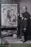 <center>Musée Toulouse-Lautrec</center>Anonyme
Toulouse-Lautrec et Trémolada devant une affiche de Jules Chéret 1892
Tirage photographique contemporain.