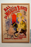 <center>Musée Toulouse-Lautrec</center>Jules Chéret
BAL/au Moulin Rouge/PLACE BLANCHE/Tous les Soirs/ DIMANCHE JOUR/GRANDE FETE LES MERCREDIS & SAMEDIS
1889
Lithographie en couleurs.
Paris, musée Carnavalet-Histoire de Paris. La première affiche du Moulin Rouge est réalisée par Jules Chéret, reconnu comme le père de l’affiche illustrée. Il représente le cabaret par son emblématique silhouette avec ses ailes, et dépeint une ambiance festive qu’animent de jeunes femmes joyeuses et anonymes, les « Chérettes ». Il conserve ce principe pour sa seconde affiche. La photographie en début de parcours, montrant Toulouse-Lautrec devant l’affiche de Chéret, questionne : symboliserait-elle la présentation du modèle à suivre ou de celui à dépasser ? Toulouse-Lautrec a quant à lui choisi de mettre en scène les danseurs à l’intérieur du cabaret dans une composition originale et audacieuse.