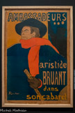 <center>Musée Toulouse-Lautrec</center>Ambassadeur. Aristide Bruant dans son cabaret. 1892. Lithographie au pinceau et au crachis, en six couleurs (pierre de trait en vert olive, pierres de couleur en orangé, rouge, bleu et noir). Albi, musée Toulouse-Lautrec. Donation de la Comtesse de Toulouse-Lautrec et famille, 1922. Invité à se produire au café-concert des Ambassadeurs, Bruant demande à Toulouse-Lautrec de réaliser son affiche. Imposant et impérieux, le regard au loin, il occupe toute la surface. Il est accompagné d’un personnage faisant référence à son répertoire inspiré des bas-fonds de Paris. Cette affiche horrifie le directeur des Ambassadeurs qui, à l’insu de Bruant, en commande une autre à l’imprimerie Char les Lévy. Furieux, Bruant impose ses conditions : il ne chantera que si deux affiches de Lautrec sont présentées sur scène avec lui et si les murs de Paris en sont couverts. Cette image est ensuite reprise et inversée pour annoncer une autre représentation de Bruant, au café-concert l’Eldorado.