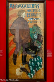 <center>Musée Toulouse-Lautrec</center>Henri de Toulouse-Lautrec Ambassadeurs. Aristide Bruant et son cabaret
1892
Huile et gouache sur papier bulle et calque marouflés sur toile
Albi, musée Toulouse-Lautrec.
Donation de la Comtesse de Toulouse-Lautrec et famille, 1922.
Dans ce projet réalisé en 1892 pour Aristide Bruant, Toulouse-Lautrec représente le chanteur debout sur scène, au milieu d’un auditoire assis en contrebas. Seul son profil, à l’expression exacerbée, est visible et reconnaissable. Parmi la foule ressort au premier plan la danseuse Jane Avril, représentée de dos. Cette figure, comme la silhouette de Bruant, a été travaillée à part dans des esquisses peintes. Ce projet, pourtant bien avancé, n'a finalement pas été transposé en affiche
