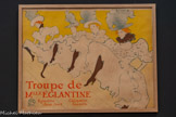 <center>Musée Toulouse-Lautrec</center>Henri de Toulouse-Lautrec
Troupe de Mademoiselle Eglantine
1896
Lithographie au pinceau, au crachis et au crayon, en trois couleurs (pierre de trait en bleu turquoise, pierres de couleurs en jaune et rouge)
Albi, musée Toulouse-Lautrec.
Don de la Société des Amis du musée, 2002.
En tournée en Angleterre avec sa troupe, Jane Avril écrit À Toulouse-Lautrec et lui demande une affiche annonçant leur spectacle au Palace Theatre de Londres cinq jours plus tard. Elle lui précise le texte à inclure, l’ordre d’apparition des danseuses et lui envoie une photographie pour modèle. L’artiste s’autorise néanmoins quelques libertés : il change l’ordre et isole son amie Jane Avril du reste du groupe pour la mettre en valeur. Il relie les figures en unifiant leur jupon et crée un motif graphique, rappelant les vagues et écume des estampes d'Hokusai ainsi que les bulles de l’affiche de Pierre Bonnard.