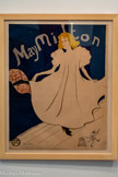 <center>Musée Toulouse-Lautrec</center>Henri de Toulouse-Lautrec
May Milton
1895
Lithographie au pinceau, au crachis et au crayon avec trame report, en cinq couleurs (pierre de trait en vert olive, pierres de couleurs en bleu, rouge, jaune et noir).
Paris, musée des Arts décoratifs (inv. 12161)
May Milton, danseuse anglaise proche de Jane Avril, commande une affiche à Toulouse-Lautrec pour sa future tournée aux États-Unis. L’artiste met en avant sa nationalité en adoptant les codes des affiches anglaises, composées d’un nombre de couleurs réduit et de lettres de grands formats bien disposées. Il se concentre sur une couleur principale, le bleu. Traité en aplat en fond, il fait particulièrement bien ressortir la figure et le nom de la danseuse. Certains tirages portent un petit dessin humoristique en bas à droite, appelé « remarque », figurant un clown jouant du banjo.