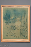 <center>Musée Toulouse-Lautrec</center>La Châtelaine ou Le Tocsin
Lithographie au pinceau et au crachis, en deux couleurs (pierre de trait en bleu et pierre de couleur en vert turquoise)
Albi, musée Toulouse-Lautrec.
Donation de la Comtesse de Toulouse-Lautrec et famille, 1922
Trois ans après le succès du Pendu, le directeur de La Dépêche de Toulouse, Arthur Hue, fait de nouveau appel à Toulouse-Lautrec pour annoncer la parution du feuilleton Le Tocsin de Jules Gastyne. Toulouse-Lautrec illustre un épisode de l'intrigue en lui donnant une dimension dramatique : la châtelaine, alertée pendant la nuit par le tocsin, quitte son manoir accompagnée de son chien. Il travaille la couleur uniquement avec la technique du crachis réalisée en raclant une brosse encrée avec un contenu eu sur une grille. Les fins dégradés de teintes créent l’impression de pénombre et situent l’épisode la nuit.