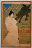 <center>Musée Toulouse-Lautrec</center>Henri de Toulouse-Lautrec
La Gitane
1900
Lithographie au crayon, au pinceau et au crachis, en cinq couleurs tirées sur quatre pierres (pierre de trait en noir, pierres de couleurs en vert olive foncé, vert olive-gris, bleu et brun-rouge)
Albi, musée Toulouse-Lautre.
Don de M. Exsteens, 1960.
Dernière affiche de Toulouse-Lautrec, La Gitane est la seule qu'il effectue pour le théâtre. Elle met en avant Marthe Mellot, actrice principale de la pièce La Gitane de Jean Richepin, présentée au Théâtre Antoine. Le sujet de la pièce, une histoire de séduction cruelle, est exprimé dans la confrontation entre l'effigie monumentale de l’actrice et son amant bafoué qui fuit. Le dynamisme est donné par la diagonale de la composition. Les couleurs sont originales et subtiles. Toulouse-Lautrec a recours à la technique des « encriers » pour traiter le texte en dégradé, imprimant deux couleurs, brun et rouge, au moyen d’une même pierre lithographique.