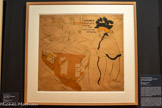 <center>Musée Toulouse-Lautrec</center>Henri de Toulouse-Lautrec
Couverture du premier numéro de L’Estampe originale
1893
Lithographie en couleurs. 
Albi, musée Toulouse-Lautrec.
Toulouse-Lautrec réalise la couverture du premier numéro de L’Estampe originale, recueil trimestriel d’estampes originales d’artistes contemporains lancé en 1893 par André Marty. Il y représente au premier plan la danseuse Jane Avril, élégamment vêtue, en train d’apprécier une lithographie sortant de presse. Derrière elle, une presse à bras est actionnée par le Père Cotelle, imprimeur de la maison Ancourt qui a probablement initié Toulouse- Lautrec à la technique de la lithographie et avec qui l’artiste a étroitement collaboré.
