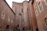 <center>Le palais de la Berbie.</center>Cour d'honneur du palais. C’est dans la cour d’honneur, flanquée de deux tours massives et élancées que l’on accède à l’entrée du musée Toulouse-Lautrec