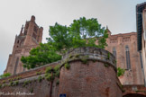 <center>Albi</center>Rue Caminade, dominée par la cathédrale