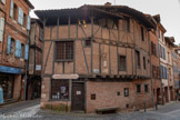 <center>Albi</center>La maison du Viel Alby. C'est une des plus pittoresques maisons des rues de la Croix blanche et Puech Bérenguier, au cœur du Vieil Alby.
Achetée par la ville avant 1970, elle fut sauvée de la démolition et restaurée suivant le plan primitif. Elle retrouva ses colombages, un premier étage en encorbellement et un grenier ouvert, appelé « soleilhou », utilisé autrefois pour stocker les récoltes et notamment les coques de pastel.
Elle abrite aujourd'hui le siège de « 1'Assodation pour la Sauvegarde du Vieil Alby » et sert de cadre à des animations sur le patrimoine albigeois et tarnais.