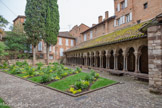 <center>Albi</center>Le cloître Saint-Salvi. Depuis le cloître, un passage couvert permet de gagner la place située au chevet de la collégiale. Elle était le cœur de la « canourgue », ancien quartier canonial composé des demeures des chanoines.