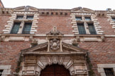 <center>Albi</center>Hôtel Reynès (XVIe siècle). L'impressionnant portail à bossages est en pierre de taille, caractéristique du style Louis XIII. Le linteau est surmonté d'un fronton triangulaire interrompu par un édicule sculpté.